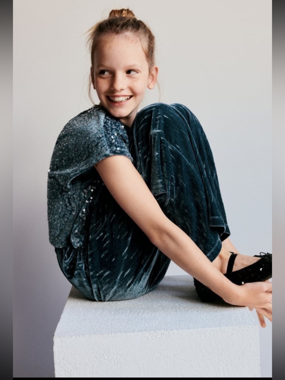 Zara kids girls
SEQUINNED
VELOUR JUMPSUIT.NEW(no tag)